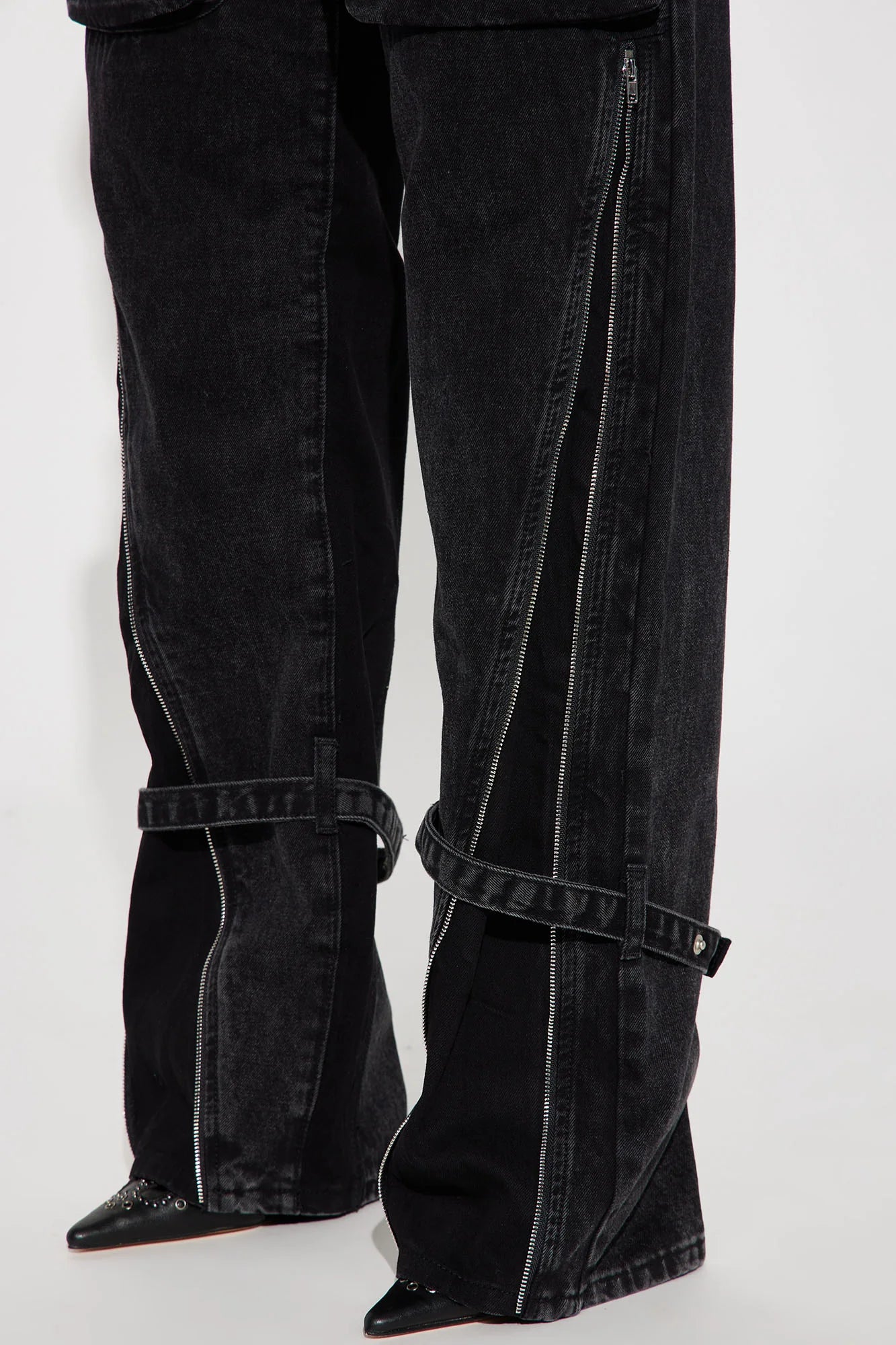 Noire Cargo Zipper Jeans